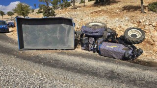 Adıyamanda traktör devrildi: 2 yaralı