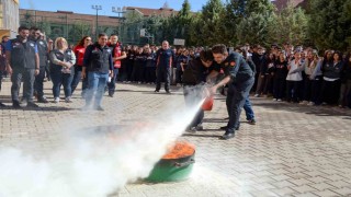 Afet Risklerinin Azaltılması Gününde öğrencilere uygulamalı eğitim