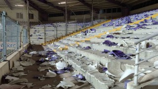 Afyonkarahisarda olaylı maç, binlerce koltuğu söküp sahaya attılar