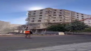 Ağır hasarlı bina tek dokunuşta yerle bir oldu