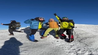 Ağrı Dağında dağcılar zirveye ulaştı