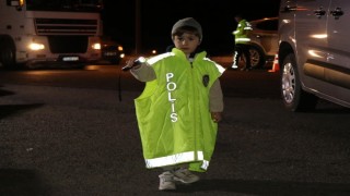 Ağrı girişinde minik polis dikkat çekti