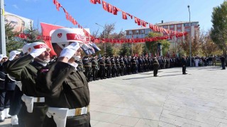 Ağrıda 29 Ekim Cumhuriyet Bayramı çelenk sunma töreni düzenlendi