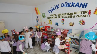 Ağrıda Askıda Kırtasiye projesiyle öğrenciler iyiliği paylaşıyor