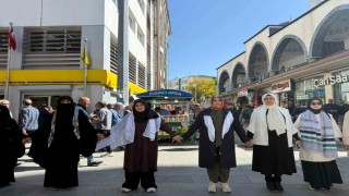 Ağrıda kadınlar Gazzeye destek için sessiz zincir oluşturdu