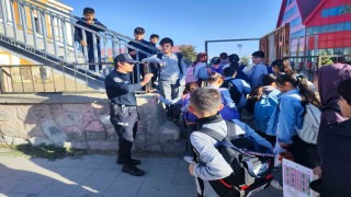 Ağrıda polis ekipleri okul çevrelerinde denetimlerini sürdürüyor