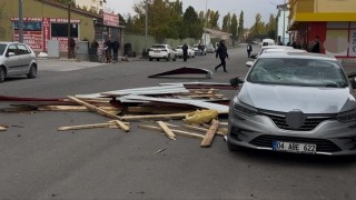 Ağrıda şiddetli rüzgar çatıları uçurdu