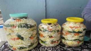 Ağrılı kadınların geleneksel turşu kurma mesaisi başladı