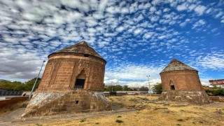 Ahlatta bulutlar ve tarihi kümbetler görsel şölen oluşturdu