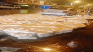 Ahlatta dolu yağışı cadde ve sokakları beyaza bürüdü