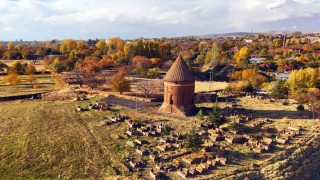 Ahlattın tarihi mekanlarında sonbahar güzelliği