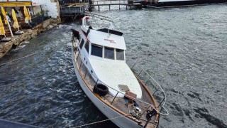 Ahşap tekne kıyıya vurdu