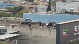 Ailesini rehin alıp bıçak çekti, özel harekat polisi bacağından vurdu