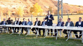 AK Parti heyeti Akçadağda muhtarlarla buluştu