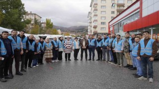 AK Parti İl Başkanı Küçükoğlu, pazar esnafında vatandaşlarla buluştu