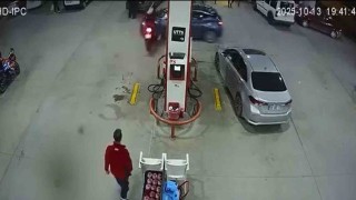 Akaryakıt istasyonundaki kaza kameralara yansıdı