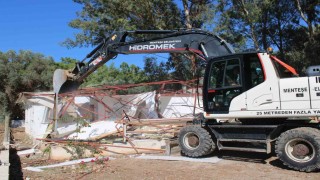 Akbükte kaçak yapılara kepçe vuruldu