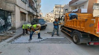 Akdeniz Belediyesi, ilçenin sokak ve kaldırımlarını yenilemeyi sürdürüyor
