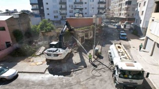 Akdenizde metruk yapılarla mücadele sürüyor