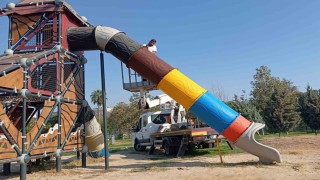Akdenizde parklar yenileniyor çocuklar daha güvenli oynuyor