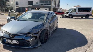 Aksarayda otomobil ile servis minibüsü çarpıştı: 1 yaralı