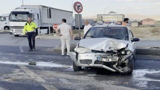 Aksarayda otomobil ile tır çarpıştı: 3 yaralı