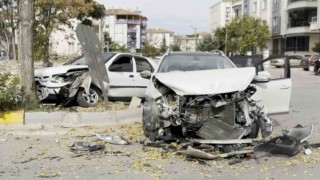 Aksarayda üç araç birbirine girdi: Otomobiller hurdaya döndü