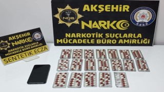 Akşehirde sahte kimlikle yakalanan şahıstan uyuşturucu hap çıktı