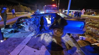 Alaçamda otomobil aydınlatma direğine çarptı: 1 yaralı