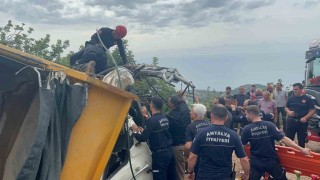 Alanyada freni boşalan kum yüklü kamyon dehşeti: 1 ölü, 1 yaralı