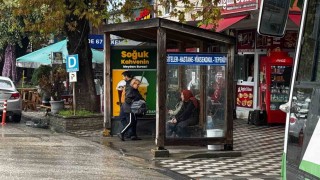 Alaplıda halk otobüsü duraklarında saat çizelgesi eksikliği tepki çekti