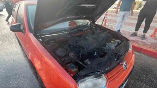 Alev alan LPGli otomobile ilk müdahaleyi polis ekibi yaptı