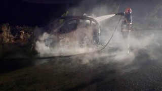 Alev topuna dönen otomobil kullanılamaz hale geldi