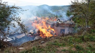 Alevlere teslim olan ahşap ev küle döndü
