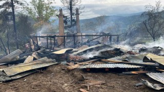 Alevlere teslim olan ahşap ev küle döndü