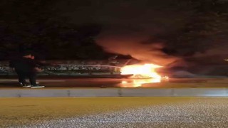 Alevlere teslim olan otomobile mikser sürücüsünden müdahale