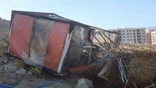 Alevlerin arasına dalan operatör, konteyneri uçurumdan yuvarladı