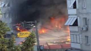 Alevlerin yükseldiği binada yangın paniği