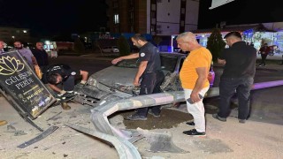 Alkollü sürücü aydınlatma direğini devirip refüje çıktı