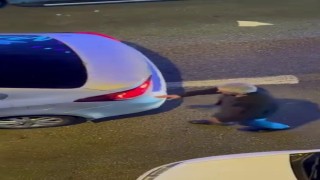 Alkollü sürücü tek şeritli yolda trafiği kesti, trafik polisi gibi davranıp devam etti