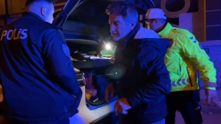 Alkollü yakalanan sürücü aracını öve öve bitiremedi