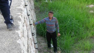 Alkolün etkisiyle su kanalına düştü, köpeğinin havlamasıyla fark edilerek kurtarıldı