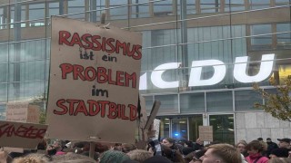 Almanya Başbakanı Merz, partisinin genel merkezi önünde binlerce kişi tarafından protesto edildi