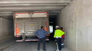 Alt geçitte sıkışan kamyonun yardımına ekipler yetişti