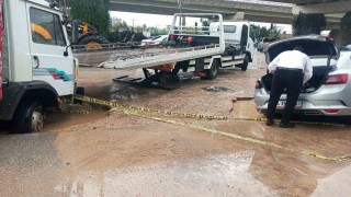 Alt yapı çalışması yapılan alan yağış dolayısıyla çöktü, araçlar mahsur kaldı