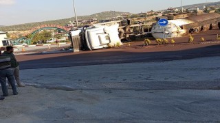 Altınözünde zeytin posası yüklü tanker devrildi