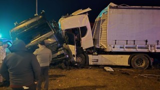 Amasyada 2 tır kavşakta çarpıştı: 3 yaralı