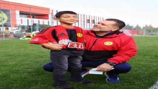 Ameliyatla görme kabiliyetini kazan Hamit, Eskişehirspor antrenmanını seyretti