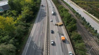 Anadolu Otoyolunu kilitleyen kaza: Kontrolden çıkan kamyonet yan yattı