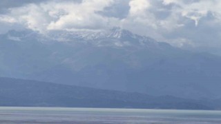 Anamas beyaz gelinliğini giydi